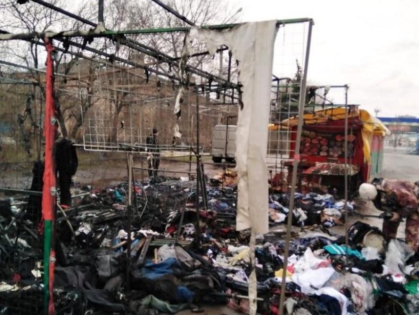 Пожар на площади: рано утром 12 марта в Морозовске загорелась белорусская ярмарка