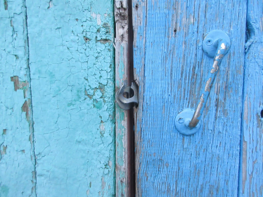 Пока хозяин находился в командировке, злоумышленник проник в дом и обокрал его