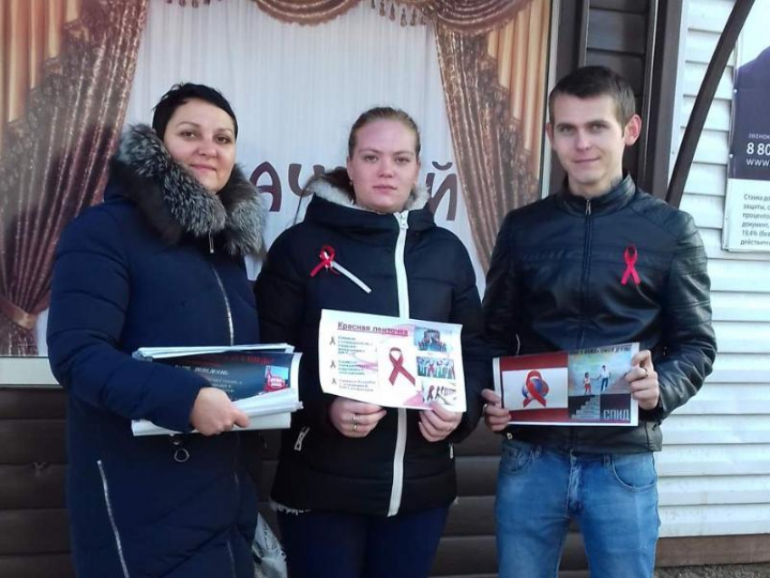 Акция с красными ленточками в рамках Всемирного Дня борьбы со СПИДом прошла и на улицах Морозовска 