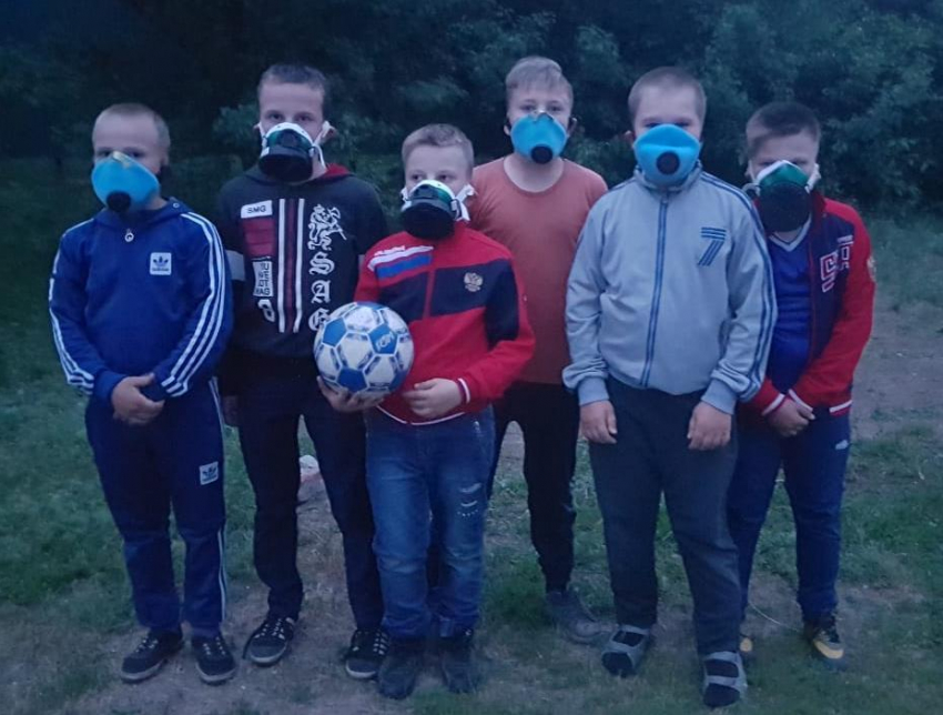 Дети в респираторах играли в Морозовске из-за дымящей свалки