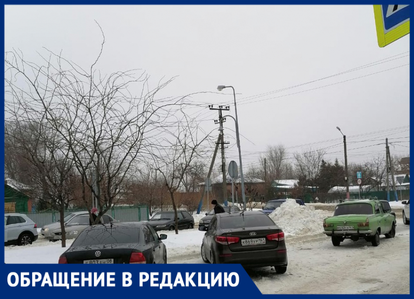 Беспорядочная парковка в центре города перед новогодними праздниками возмутила морозовчанина