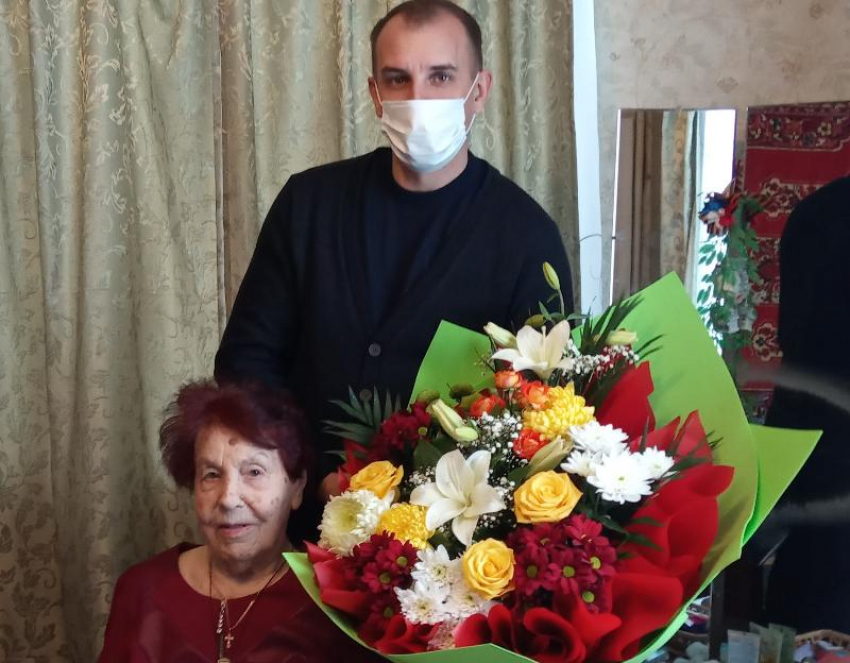 Глава администрации Парамоновского сельского поселения и работники культуры поздравили с 95-летним юбилеем ветерана войны