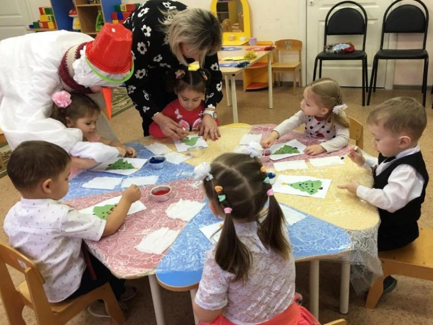 Малыши из детского сада «Сказка» помогли Снеговику нарядить новогодние елочки 