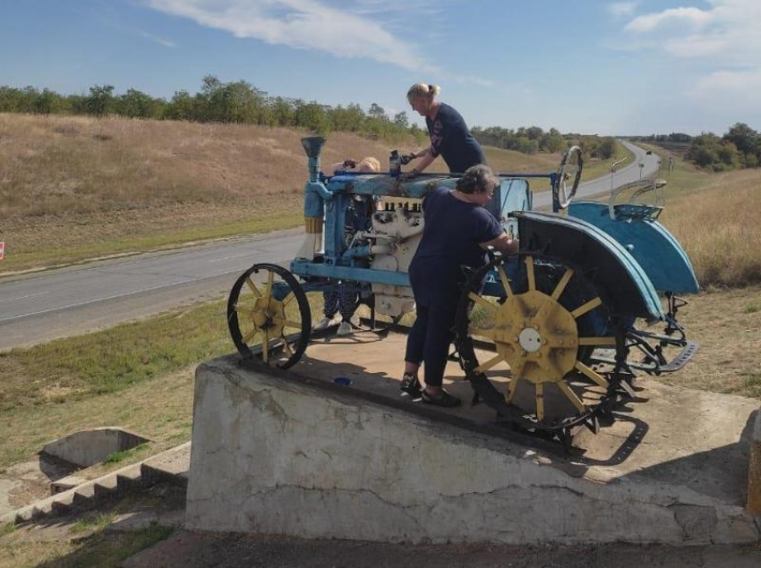 В Морозовском районе отреставрировали старинный памятник - трактор 30-х годов 