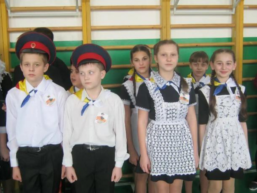 «Смотр строя и песни» между казачьими 5-8 классами прошел в Морозовске