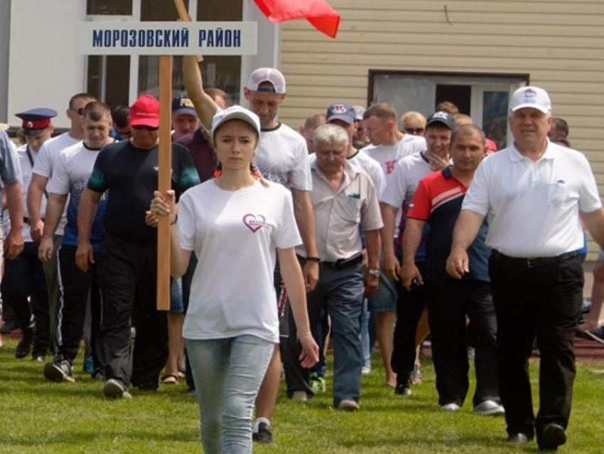 Глава администрации Морозовского района лично возглавил нашу сборную на торжественном параде команд