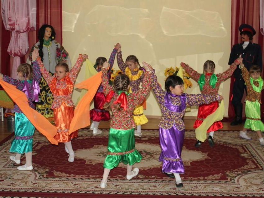 Веселой ярмаркой с танцами и угощениями отпраздновали День матери-казачки в детском саду «Солнышко"