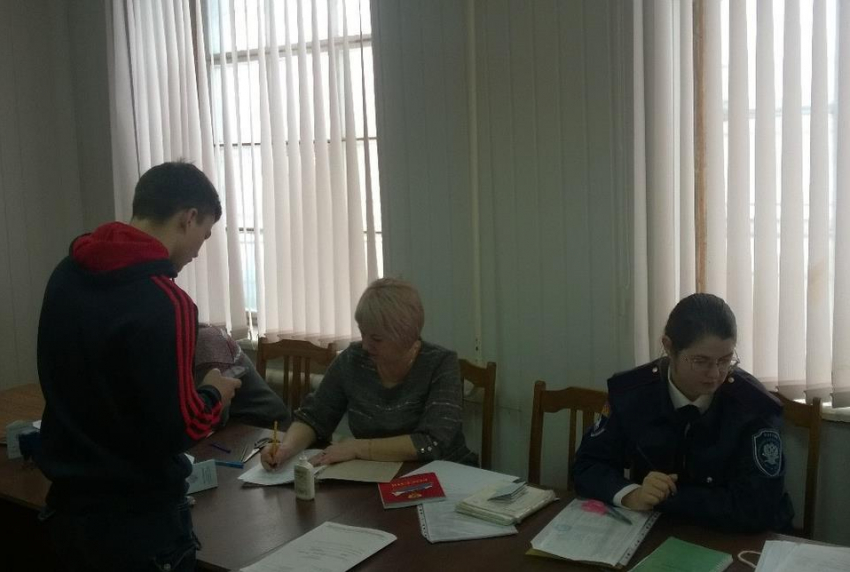 17-летние казаки Морозовска получили приписные удостоверения вместе с другими будущими призывниками