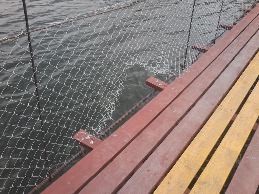 Вандалы порвали сетку на только что отремонтированном мосту в Морозовске