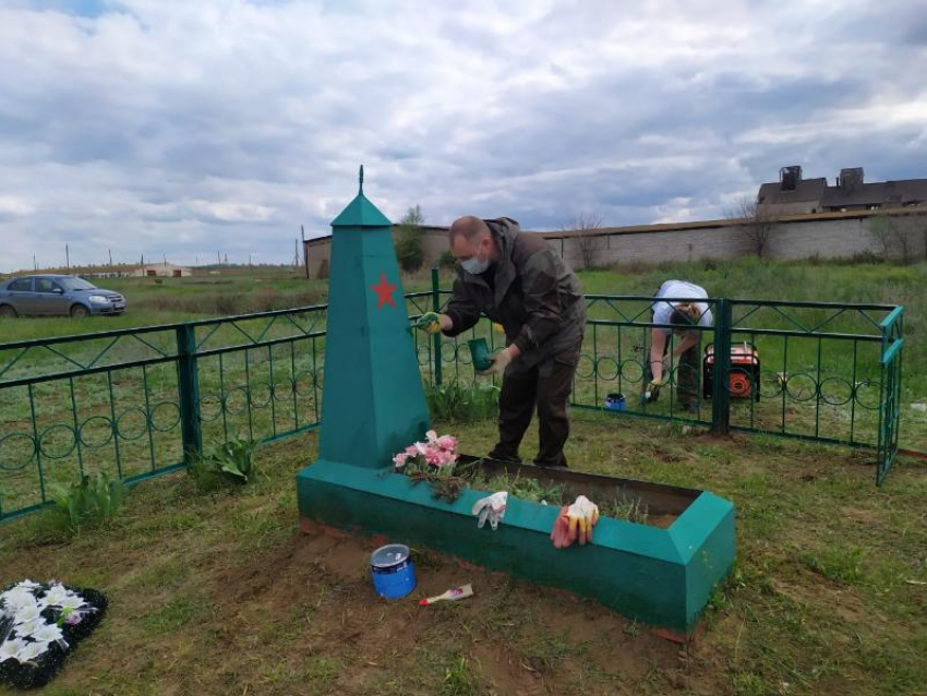 Сотрудники полиции вместе с добровольцами покрасили памятник в хуторе Морозов 