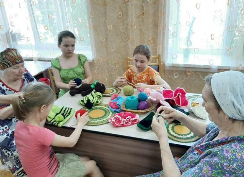 «Серебряные волонтёры» в Морозовске ведут кружок вязания и учат детей делать красивые поделки