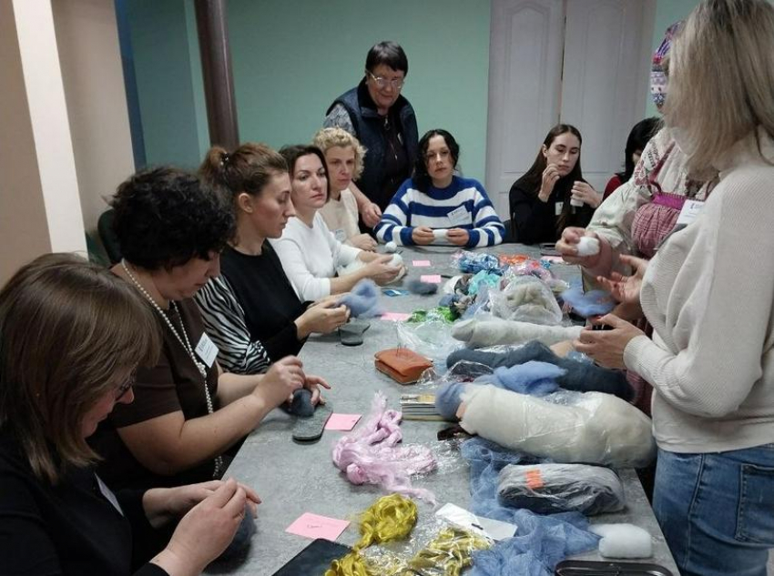 «Изготовление куклы-оберега» и «Изделия из глины»: два мастер-класса пройдут в библиотеке Морозовска в феврале и в марте