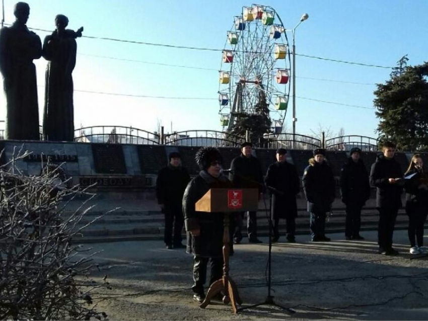 Память погибших в битве за освобождение Морозовска  почтили минутой молчания и троекратным оружейным залпом