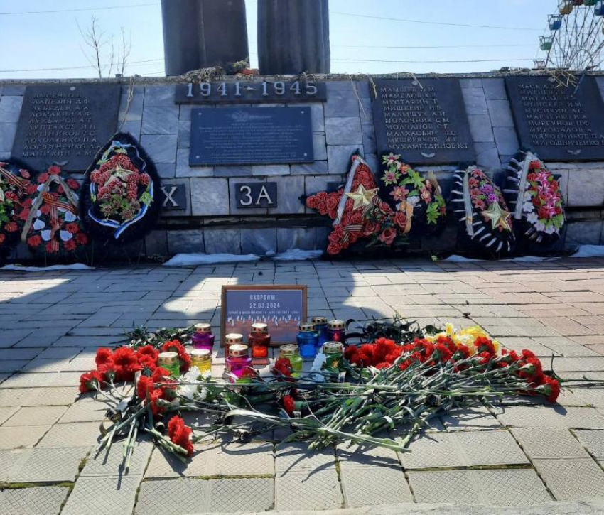 Жители Морозовского района продолжают приносить цветы к стихийному мемориалу