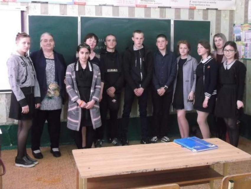 Литературно-музыкальную композицию «Эти песни спеты на войне» подготовили для школьников в хуторе Старо-Петровском