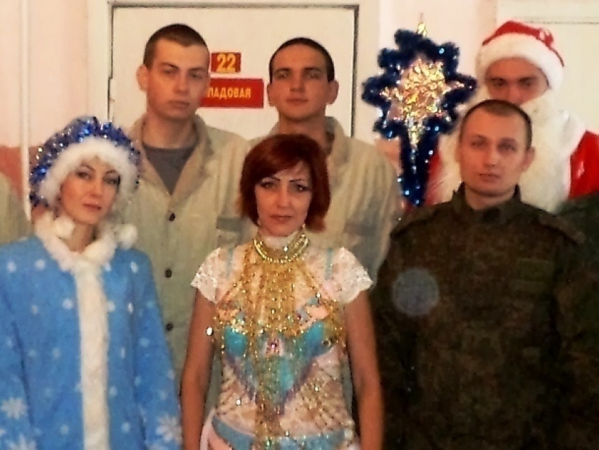 Праздник пришел даже в санчасть: всех солдат поздравили с Новым годом Дед Мороз, Снегурочка и артисты Дома офицеров Морозовска