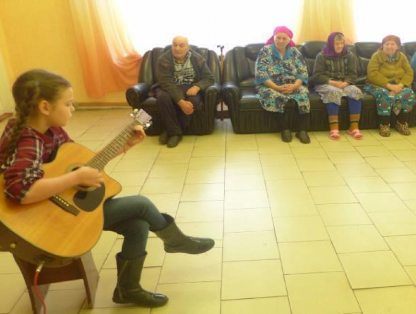 Трогательный концерт для пожилых морозовчан подготовили воспитанники Дома детского творчества 