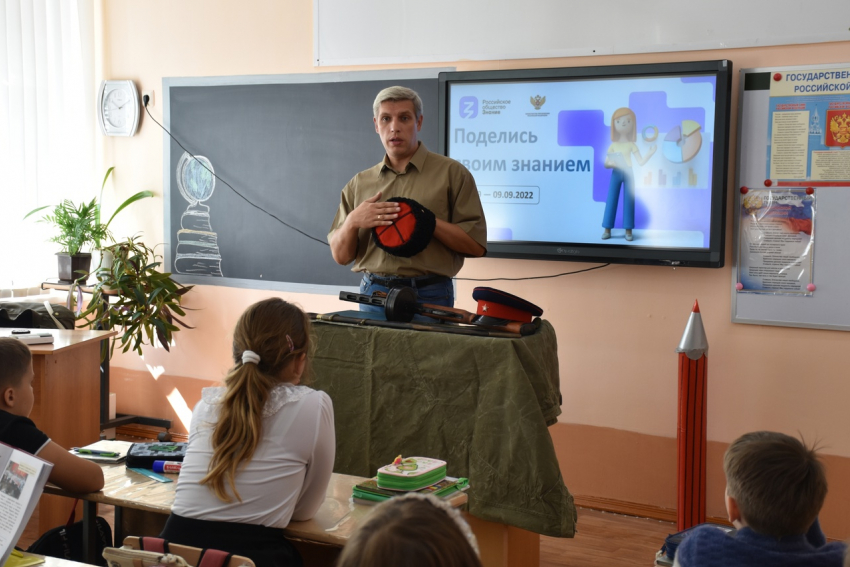 В школе №4 Морозовска прошла просветительская лекция «Ратные подвиги наших земляков: изучаем, гордимся и берём пример"