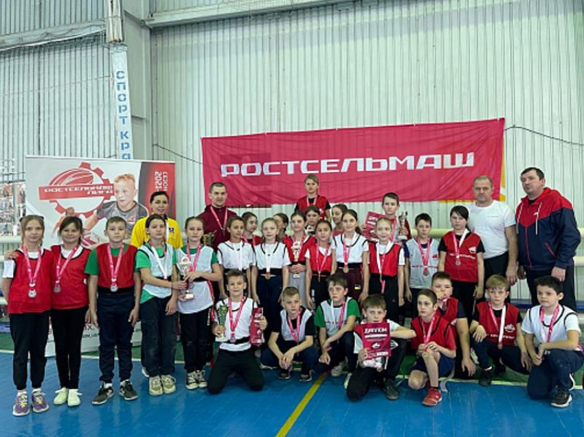 Первое место в соревнованиях по тэг-регби в Морозовске завоевала команда школы №4