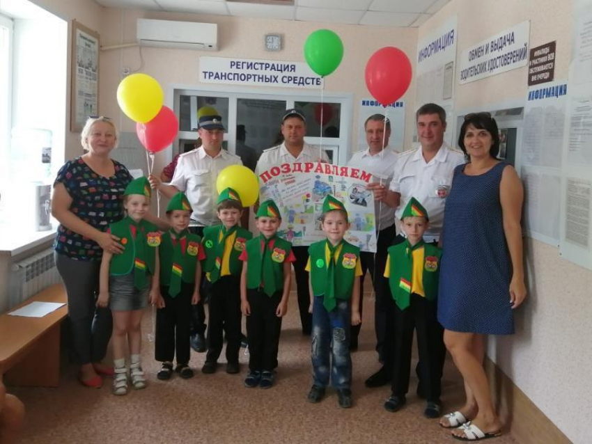 Коллектив детского сада «Колобок» поздравил сотрудников ГИБДД с профессиональным праздником