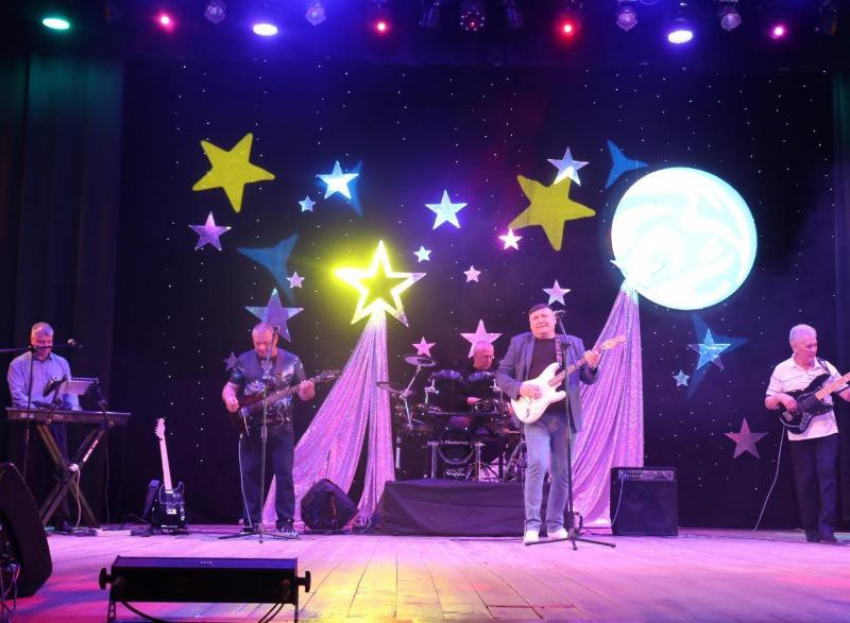 День космонавтики в Морозовске отметили праздничным концертом
