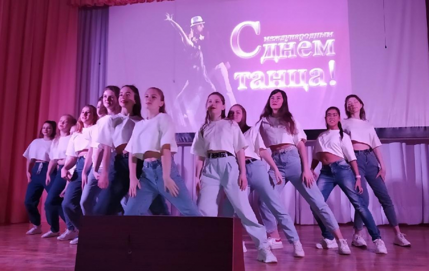 День танца: на сцене Дома офицеров в Морозовске показали красивые хореографические и вокальные номера