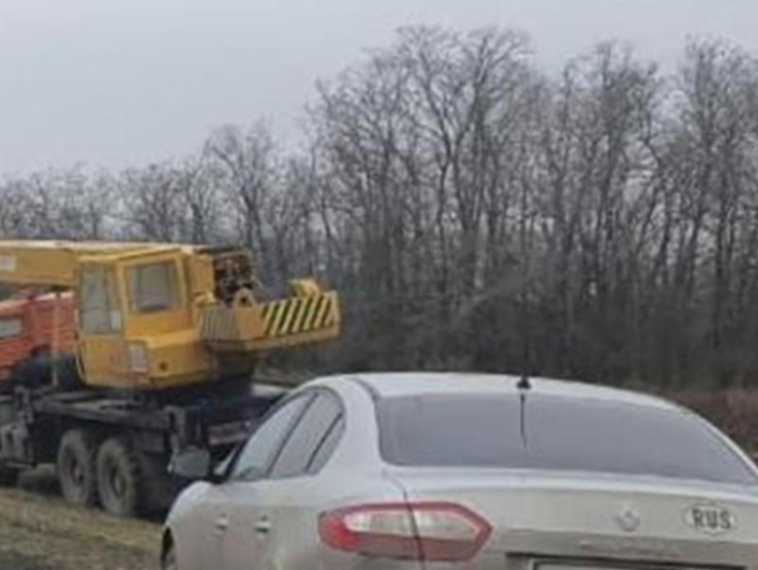 На трассе «Морозовск-Цимлянск-Волгодонск» легковушка столкнулась в автокраном 