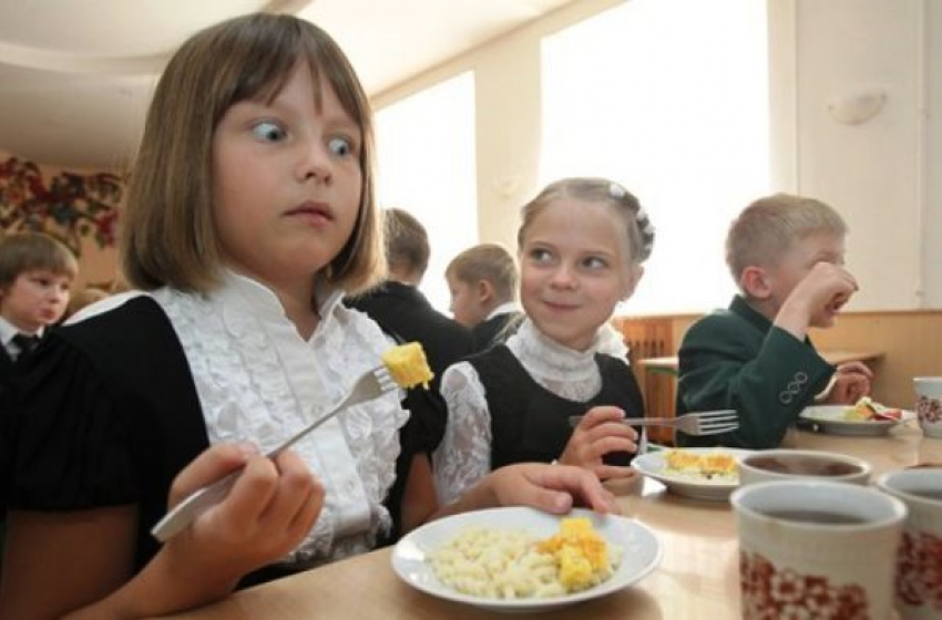 Вопрос-ответ: Почему многодетным семьям нужно доплачивать за «бесплатное» питание в школах Морозовска?