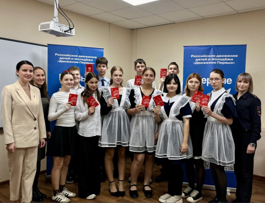 Юным морозовчанам вручили паспорта в торжественной обстановке