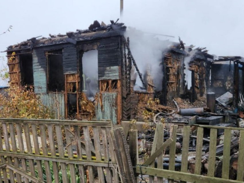 Два человека погибли в пожаре в Милютинском районе