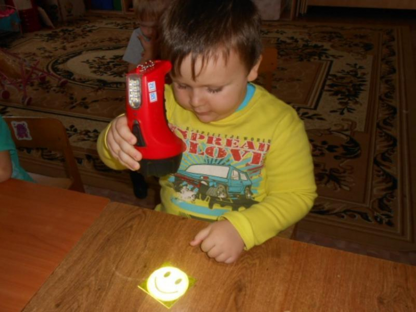 Воспитанников детского сада «Ромашка» научили делать «волшебных светлячков"