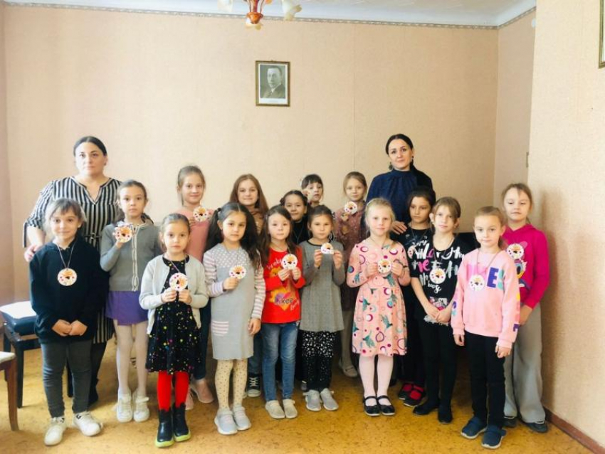 В Морозовске первоклассников детской школы искусств посвятили в юные художники