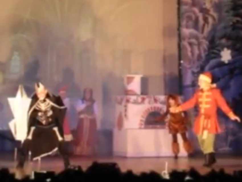 Видео спектакля «Новогодние приключения Емели» в Морозовске появилось в Сети
