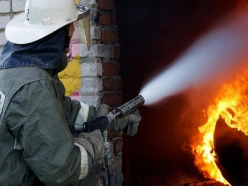 Частный дом загорелся на улице Халтурина в Морозовске