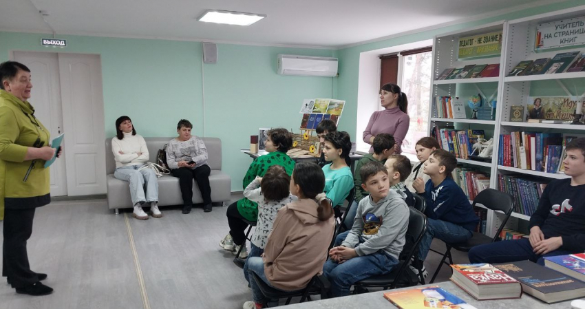 Морозовская районная библиотека познакомила детей из социального приюта с творчеством донского писатели Виталия Закруткина 