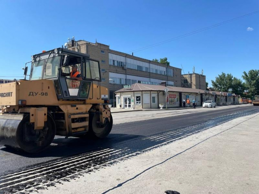 Работы по ремонту дороги на улице Подтелкова в Морозовске подходят к концу