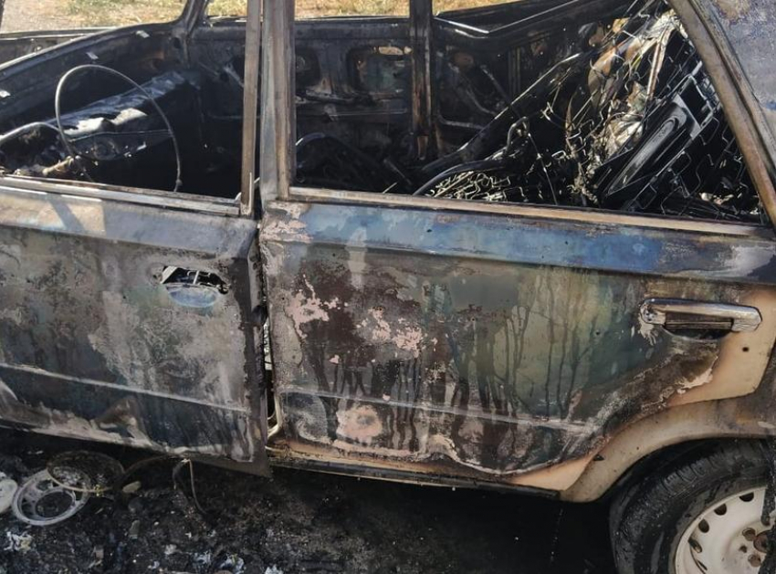 "Шестерка» сгорела в Морозовске возле Ж/Д переезда на объездной дороге