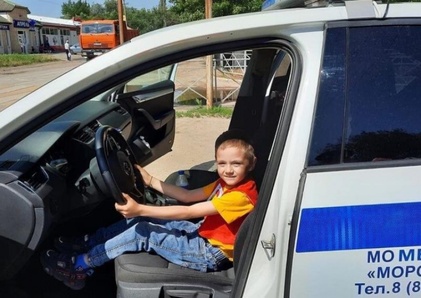 Дошколята в Морозовске обратились к водителям и пешеходам по громкоговорителю из патрульной машины