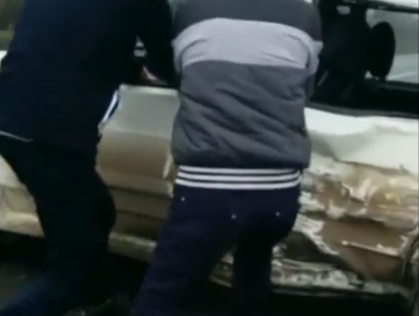 Чудом уцелели водитель и пассажир «легковушки» после столкновения с грузовиком в Морозовске