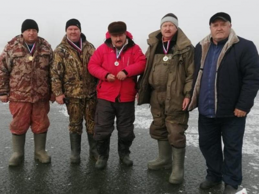 Победителем соревнований по зимней спортивной рыбалке в этом году стал морозовчанин Владимир Давиденко