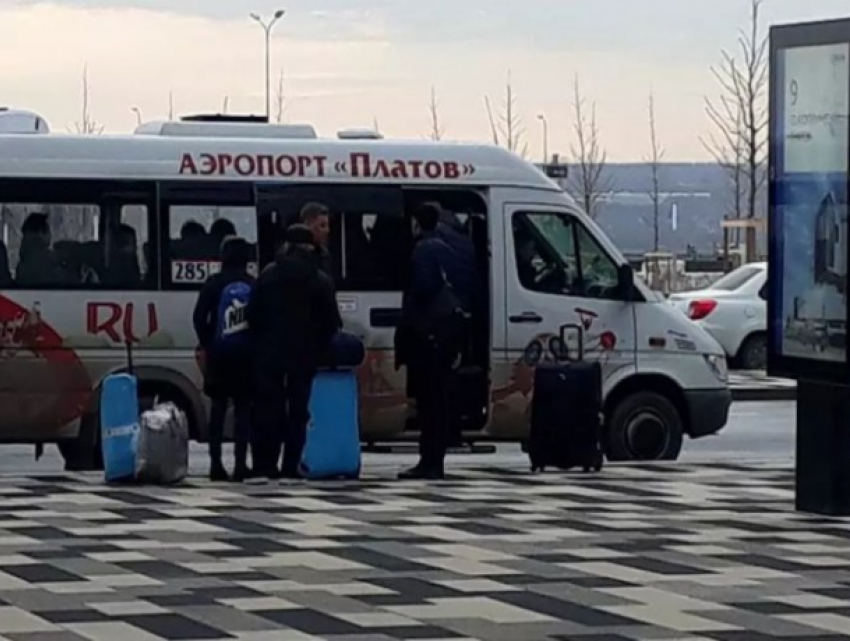 Обещанного автобуса из Морозовска в аэропорту «Платов» еще никто не видел