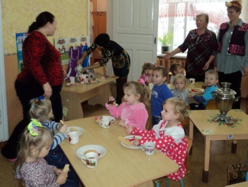 Веселое «Путешествие в сказку» прошло в морозовском детском саду «Колобок"