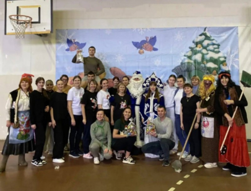 Школа ломает привычный формат и собирает семьи на спортивный Новый год