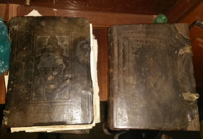 Две старинные книги за 5 миллионов рублей выставили на продажу в Морозовском районе