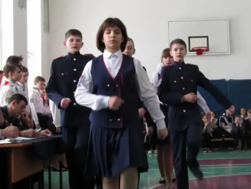 Казачьи песни восьми отрядов со смотра в школе №6 Морозовска попали на видео