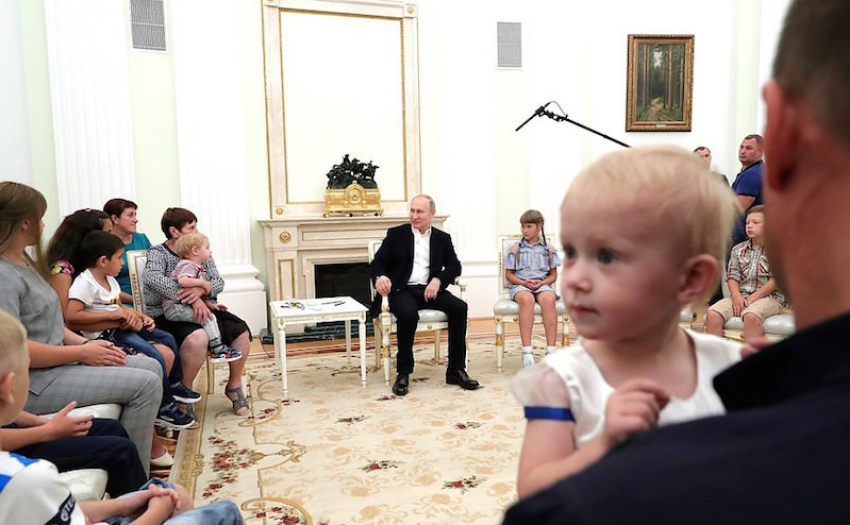 2 августа россияне начнут получать деньги на сборы детей в школу