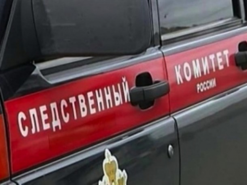 Двое мужчин и молодая женщина были найдены мертвыми в квартире на улице Пламя Революции в Морозовске