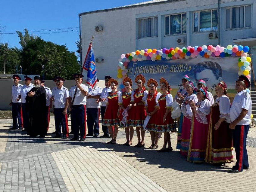 Артисты Морозовского РДК приняли участие в межрайонном фестивале казачьего фольклора «Грековское лето»