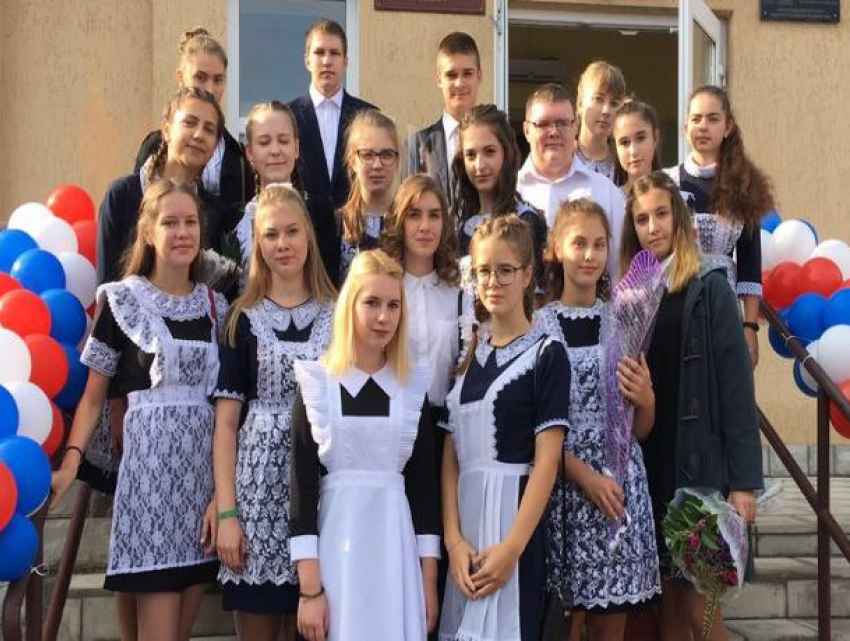 Анну Коробову и педагогов Луначарки с 8 марта поздравили ученики и родители