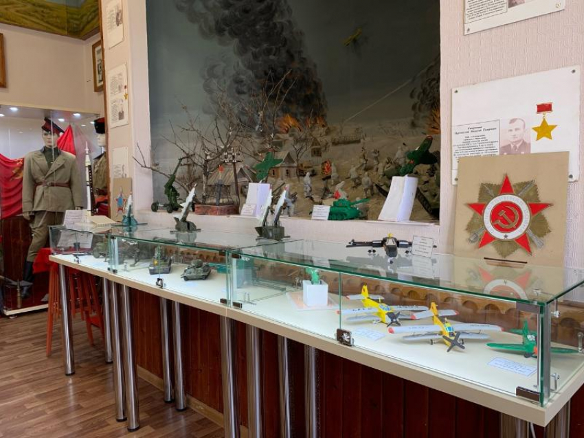 В морозовском краеведческом музее открылась выставка моделей военной техники